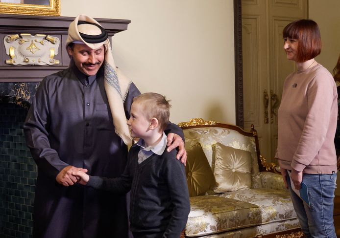 Naum Kovalenko schudt de hand van ambassadeur Ahmed bin Nasser Al Thani. Zijn moeder Vladislava kijkt toe.
