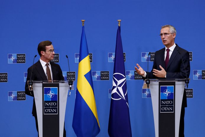 Secretaris-generaal van de NAVO Jens Stoltenberg (rechts) en Zweeds premier Ulf Kristersson (Links) op de NAVO-conferentie in Brussel, 20 oktober.