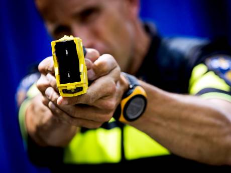 ‘Ik wil geen stroom, ik geef me over’; 17.000 agenten dragen taser na geslaagde pilot