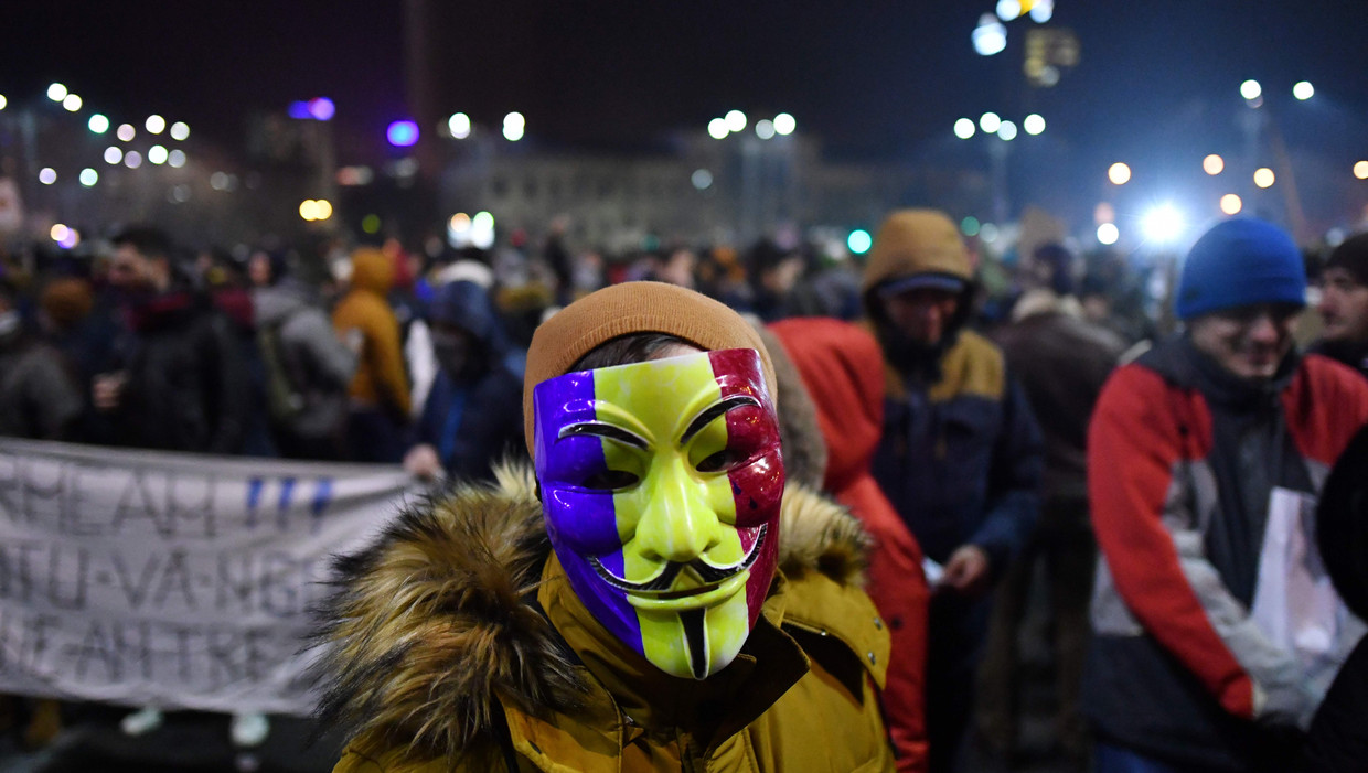 Een demonstrant donderdagavond in Boekarest. Beeld AFP