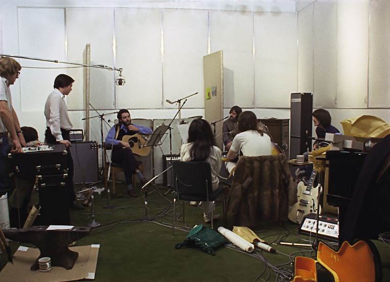 The Beatles in de studio in 'Get Back'.  Beeld 