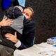 Minister De Jonge krijgt dikke knuffel van Fred bij gehandicapteninstelling