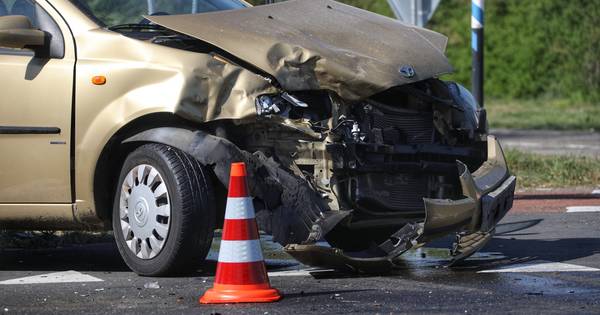 Frontale botsing twee autos tussen Geffen en Vinkel.