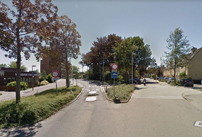 De bussluis tussen de Osylaan en de Bordeauxstraat in Zoetermeer. De stad liet onderzoeken wat er met het verkeer gebeurt als die wordt weggehaald.