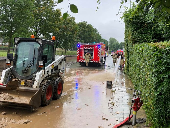 Felle regen veroorzaakt modderstroom op Berendries in Brakel | Brakel ...
