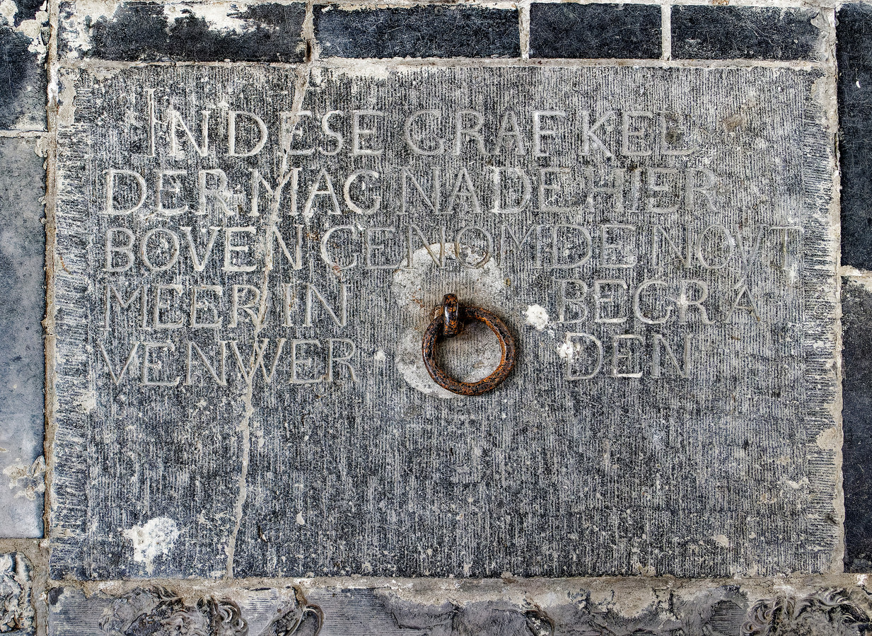 Wie ligt nou waar begraven in Heusdense kerk? Hans Wellner zoekt het uit én spoorde een Nassau