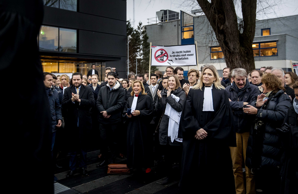 Advocaten voeren actie bij de rechtbank in Amsterdam tegen de plannen van minister Sander Dekker. Beeld ANP