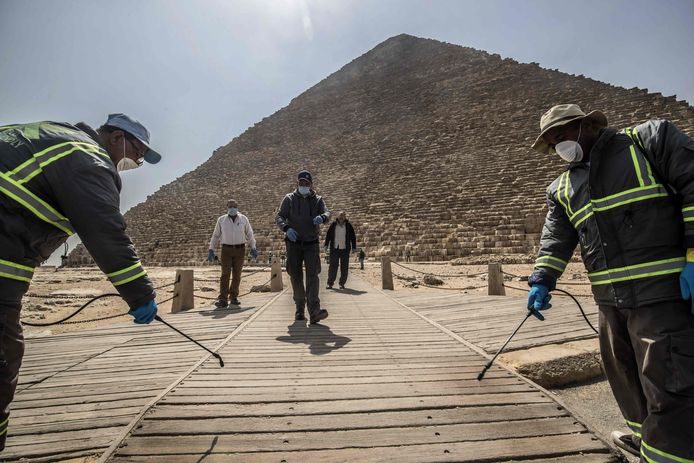 Arbeiders desinfecteren archeologische sites