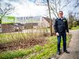 Wim Jaspers voor zijn huis met verkiezingsposter. Jaspers komt voor de BBB in de Eerste Kamer.