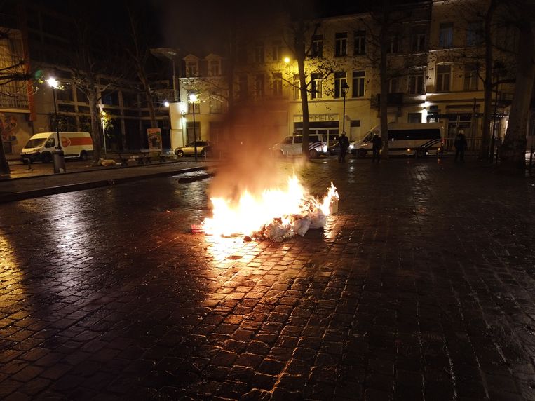 Een stapel brandend afval in het midden van het Lemmensplein. Beeld Stéphanie Romans