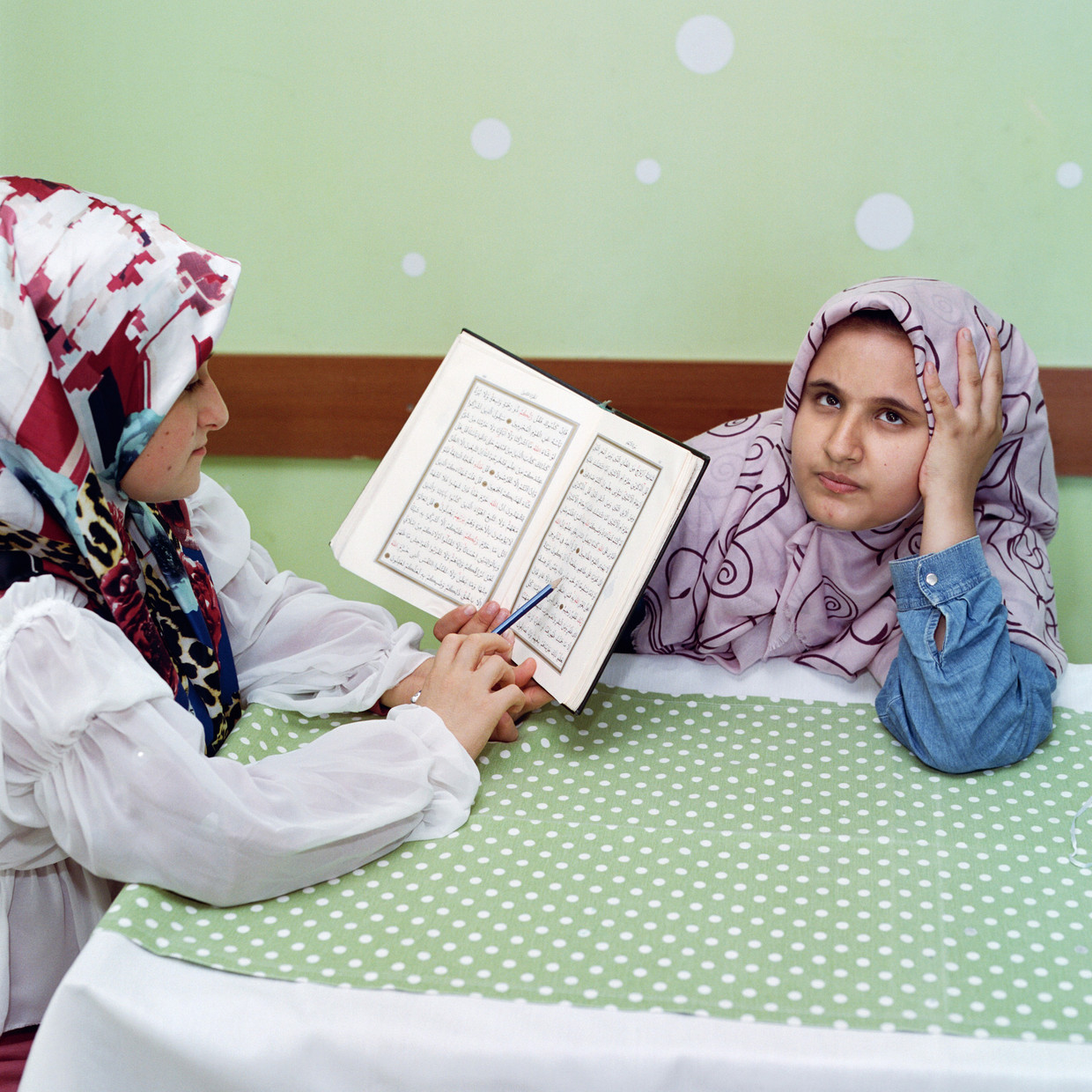 Hatice (9) probeert een koranpassage aan haar klasgenoot te citeren. Beeld Sabiha Çimen, Magnum Photos