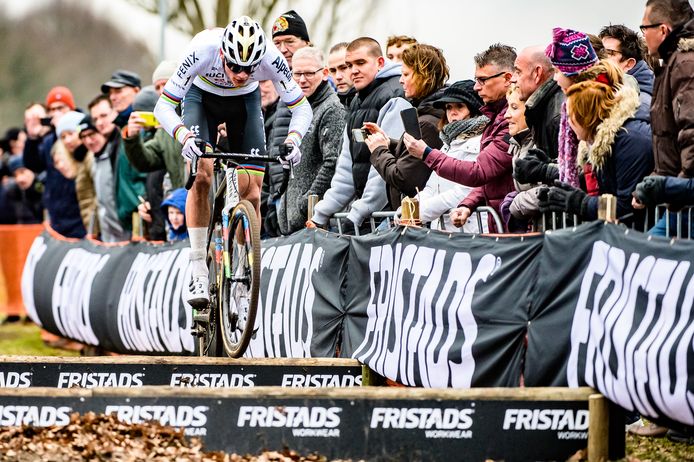 Mathieu van der Poel wordt in januari 2020 Nederlands kampioen veldrijden in Rucphen.