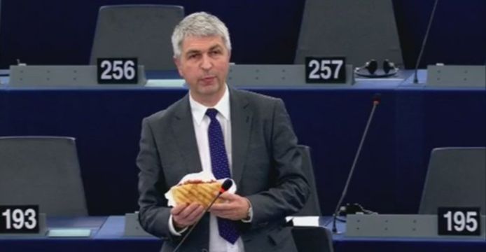 Ivo Belet nam een broodje kebab mee naar het Europees parlement.