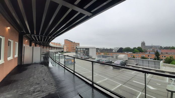 De leegstaande kantoren boven winkelcentrum Maasplaza in Dordrecht zijn het afgelopen jaar verbouwd tot 42 huurappartementen. Aan de achtergevel kwamen nieuwe galerijen, waar de bewoners privéterrassen hebben.