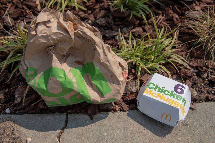 Al het afval van McDonalds komt lang niet allemaal terecht in de daarvoor bedoelde afvalbakken.