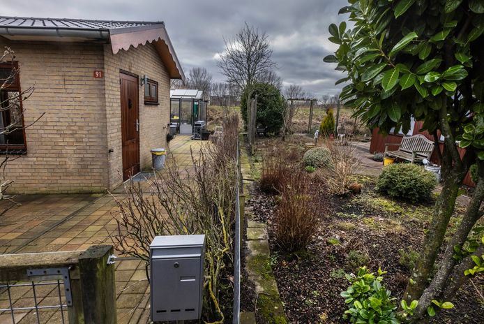 De grens tussen de grond van De Kok en die van zijn buurman, wiens tuin gesaneerd wordt.