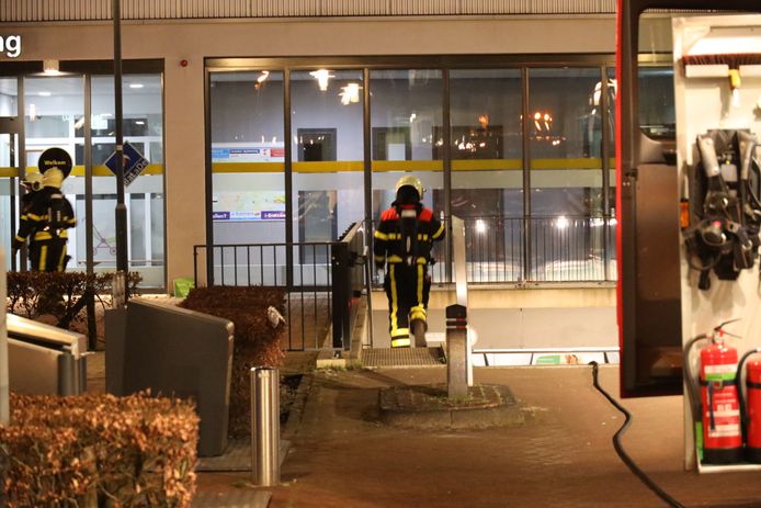 De brandweer werd onwel in een parkeergarage in Waalwijk, waar mogelijk een brand woedt.