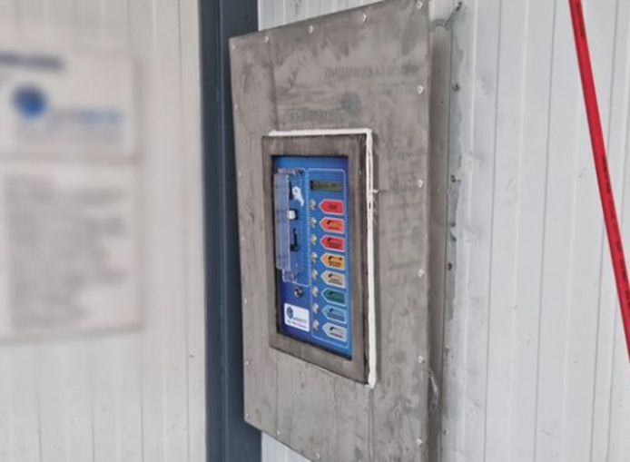 De opengebroken geldautomaat van een washok voor auto’s in Helmond.