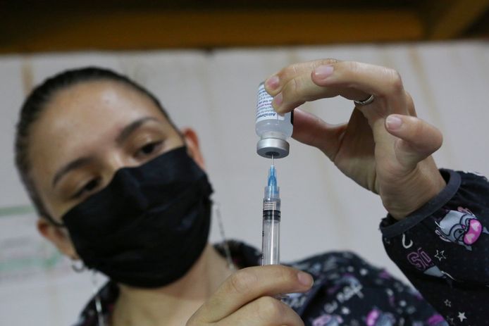Een verpleegster in Costa Rica bereidt een dosis van het Pfizervaccin voor.