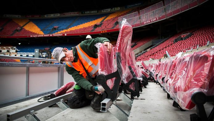 Internationale Paine Gillic vaas Veensche Boys krijgt stoelen uit Amsterdam Arena | Amersfoort | AD.nl