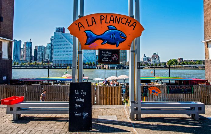 De zomeropstelling van A La Plancha aan de Nieuwe Maas. Het restaurant heeft nu ook een vaste plek in het pand recht tegenover het zomerterras.