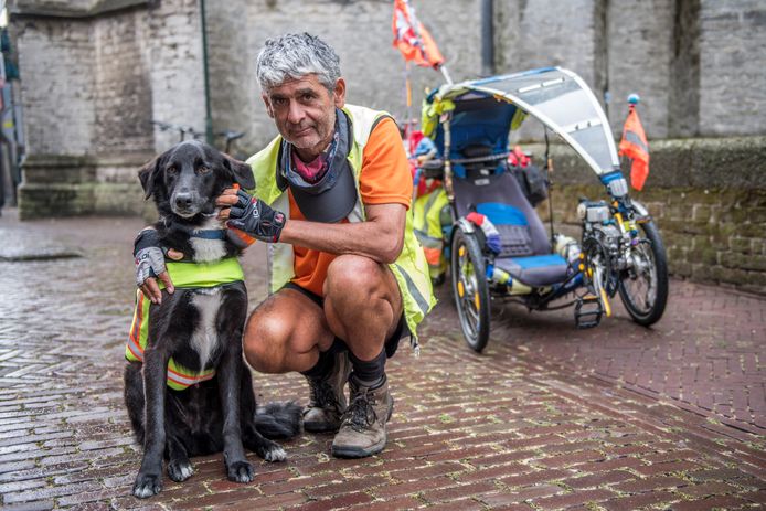 Milieuactivist Martin Hutchinson en zijn hond Starsky, oftewel Starsky en Hutch,  reizen de wereld over.  Donderdag waren ze in Hulst.