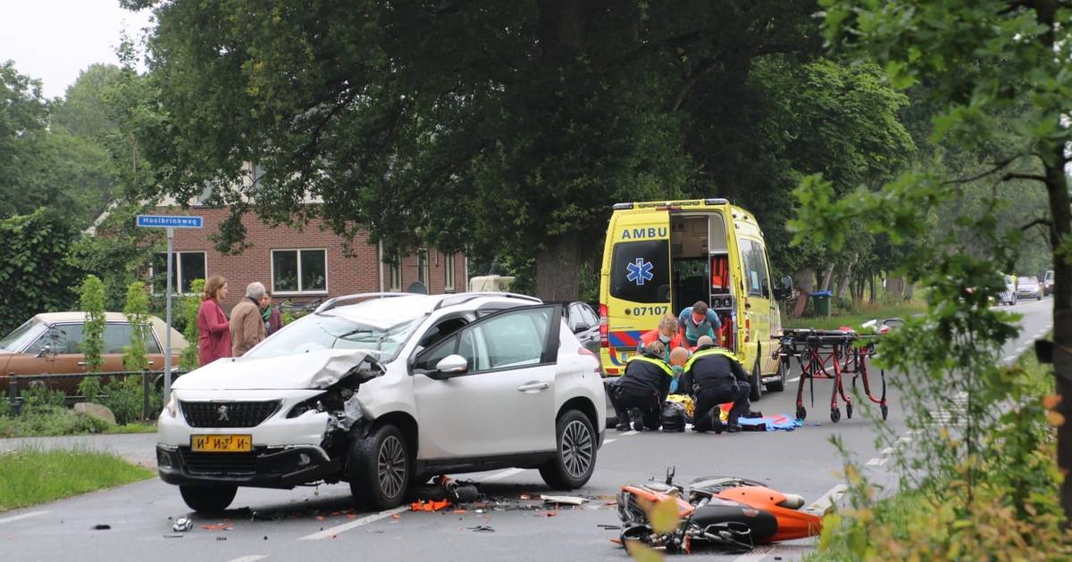 Bromfietser zwaargewond door botsing met auto in Harskamp.