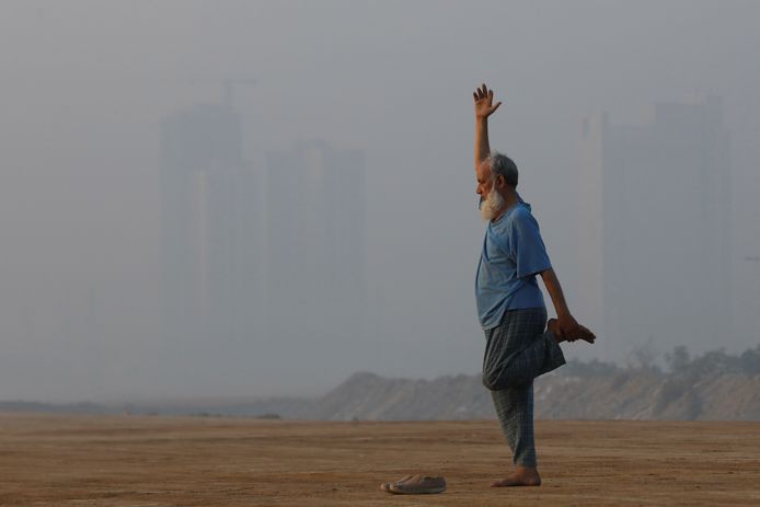 Door de smog is de skyline van Karachi zo goed als onzichtbaar.