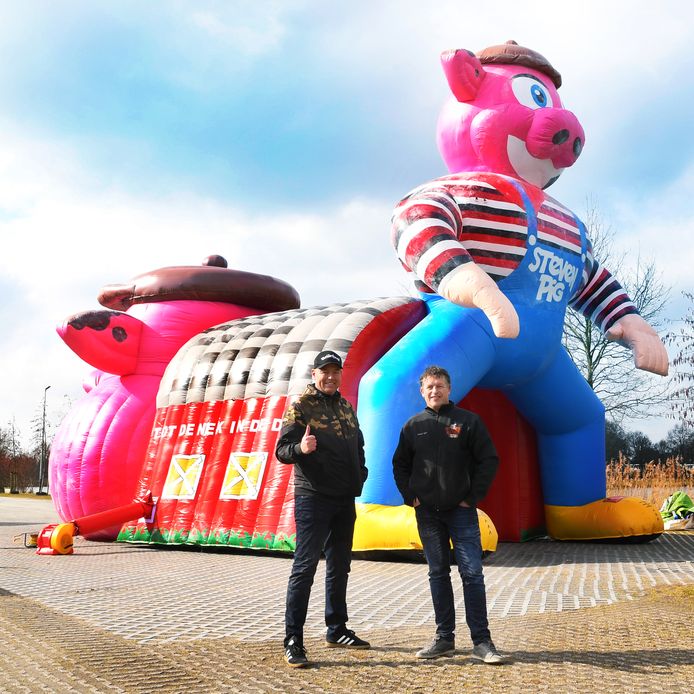 Stefan Schipper bij de grote, 8,5 meter hoge opgeblazen Steven Pig.