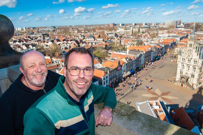 Ronald van Rossum (links) en Marien Brand in de toren van de Sint-Janskerk. Dit uitzicht is binnenkort voor iedereen die dat wil weggelegd.
