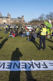 Spuitwagens en politiehonden ingezet om demonstranten van Museumplein in Amsterdam af te krijgen