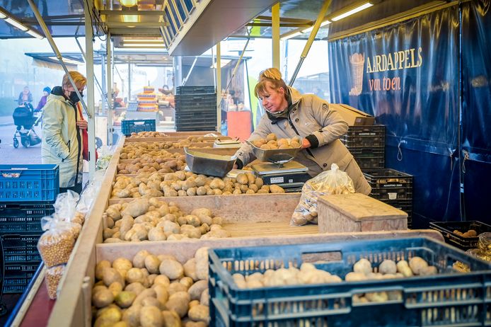 Carolien Kruythof uit Strijen met haar aardappelkraam op de woensdagmarkt in Rozenburg.