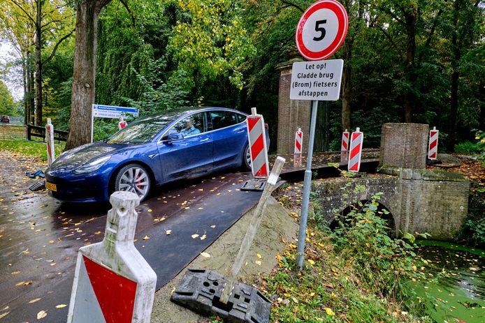 De noodbrug naar landgoed Klein-Amstelwijck zorgt al ruim drie jaar voor gevaarlijke situaties.