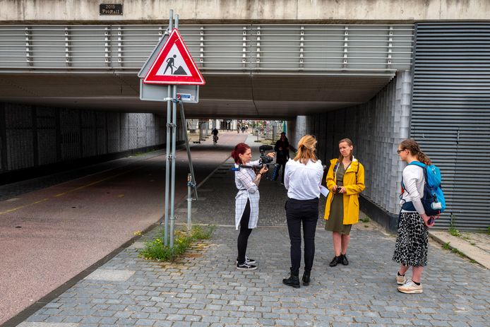 Margot (gele jas) en haar vriendin worden door medewerkers van de gemeente bevraagd over hun ervaring in de Willem II-passage.