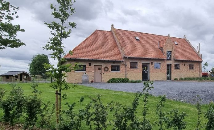 De kinderopvang bevindt zich in een bijgebouw van de hoeve.