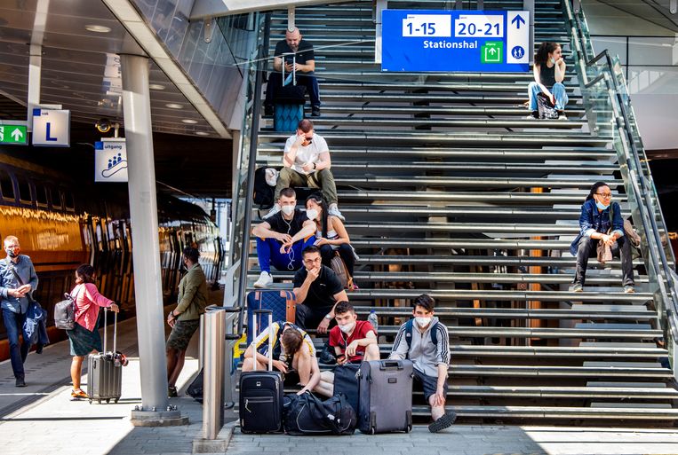 Gestrande reizigers op Utrecht Centraal. Beeld Raymond Rutting / de Volkskrant