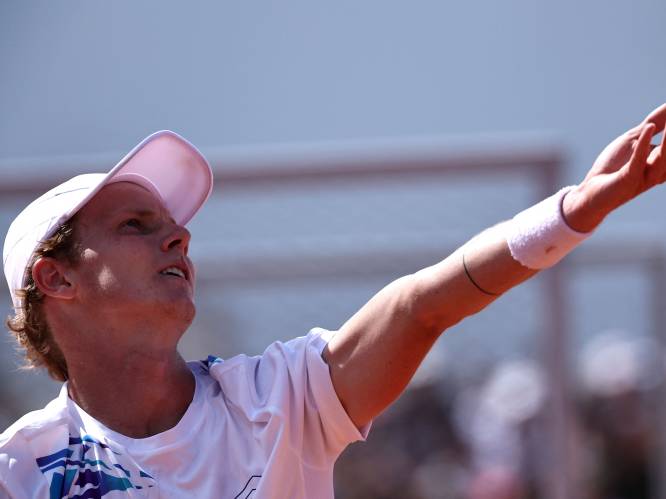 Jesper de Jong stunt bij debuut op Roland Garros en stuit in tweede ronde op Carlos Alcaraz