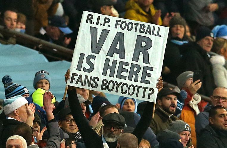 Protest tegen de VAR bij de wedstrijd Manchester City tegen Everton. Beeld BSR Agency