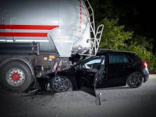 Auto knalt achter op geparkeerde vrachtwagen in Deventer: bestuurder naar ziekenhuis én aangehouden
