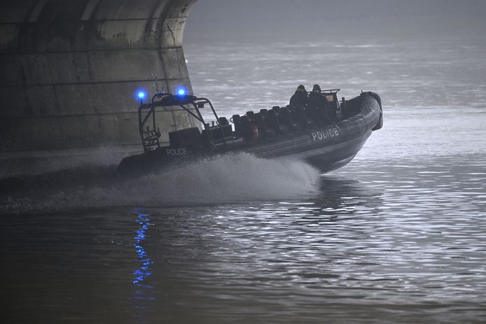 Een politieboot op de Theems in Londen zoekt zondag ter hoogte van Chelsea bridge naar sporen van Abdul Shokoor Ezedi.
