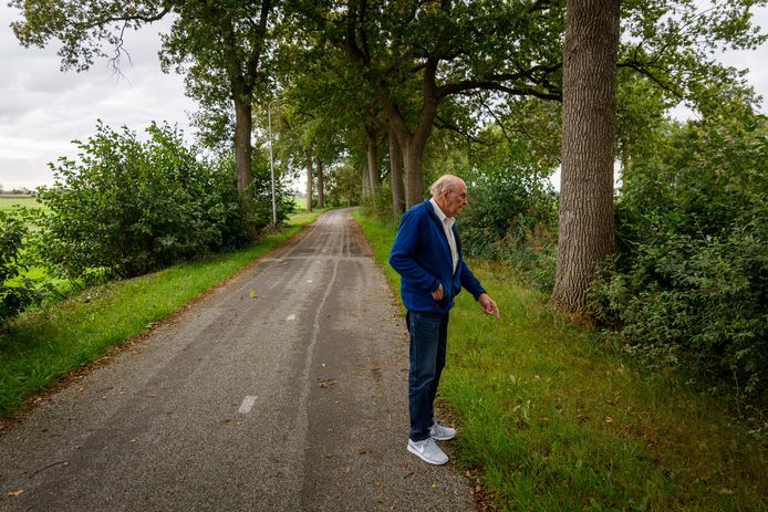 Arend Pluim wijst de plek aan op de plek langs de Driftlakenweg (nu een fietspad) waar hij op 20 november 1943 in het gras het bloed zag van de doodgeschoten burgemeester Roege. Hij beijvert zich voor een bermmonument op deze plek.
