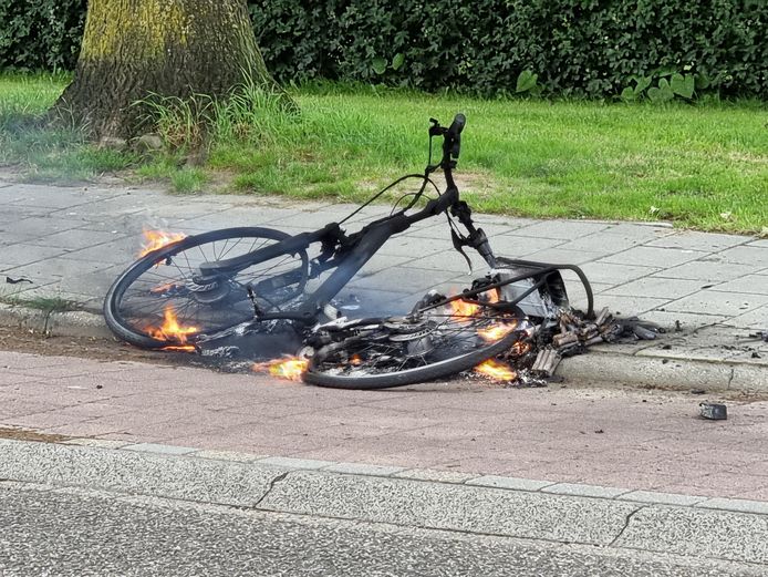 De fiets vloog spontaan in brand in Wageningen.