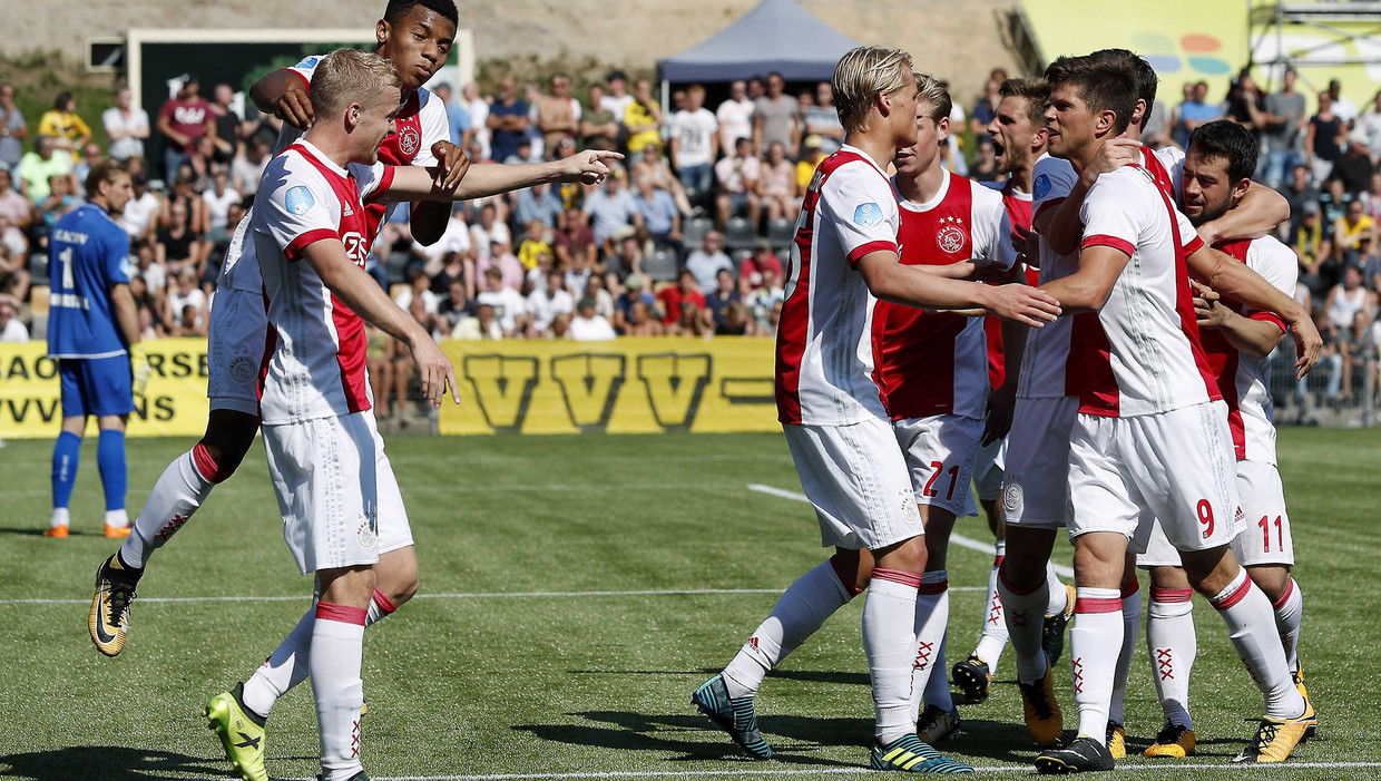 Ajax Wint Op Eredivisie Onwaardig Kunstgrasveld Met 0 2 Van Vvv Venlo De Volkskrant