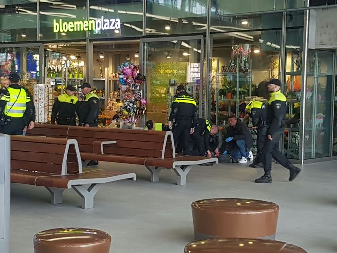 Politie moet optreden bij opstootje tussen voetbalsupporters op Utrecht CS. Een winkel ging uit voorzorg dicht.