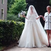 Ook fan van Erica’s outfit bij de bruiloft van Maxime? Hier shop je haar jurk