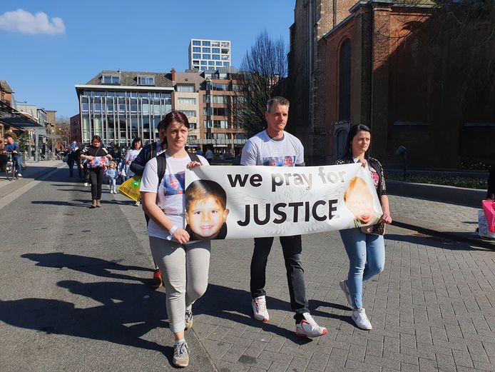 Anja en Kelly Stessens, de organisatoren van de mars, en Mike Van Kriekinge, de papa van Miguel.