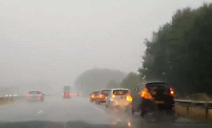 Wanneer je met zomerbanden wordt overvallen door een sneeuwbui, of als het zo hard regent dat je letterlijk niets ziet, is de verleiding groot om je auto aan de kant te zetten.