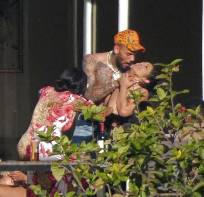 Chris Brown 'wurgt' vrouw.