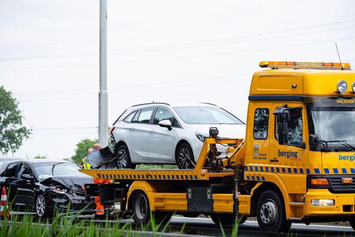De betrokken auto's van het ongeluk op de A58 worden weggesleept.