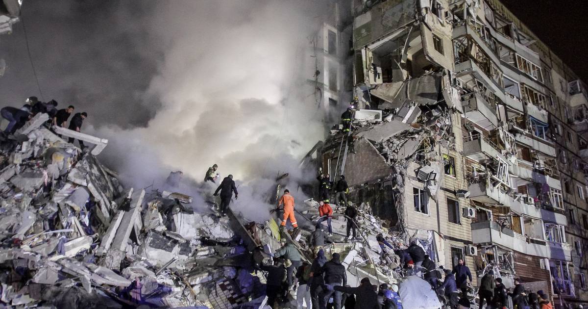 Sale a 14 il bilancio delle vittime dell’attacco missilistico russo contro un edificio residenziale: “Il terrorismo si ferma solo con le armi” |  All’estero